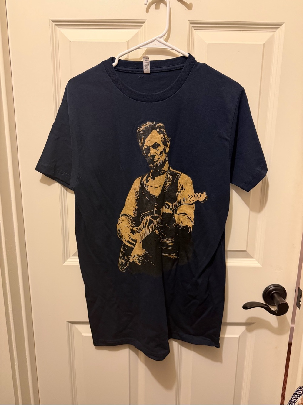 Men’s Abraham Lincoln playing the guitar graphic tee